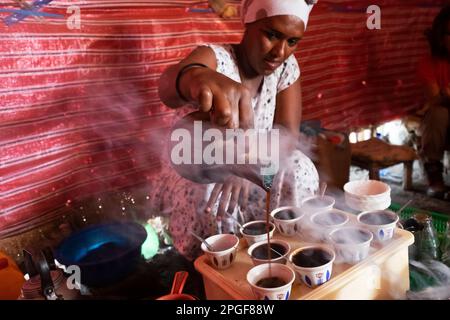 Cérémonie traditionnelle du café en Éthiopie. Femme préparant le café bunna à Addis-Abeba en Éthiopie. Banque D'Images