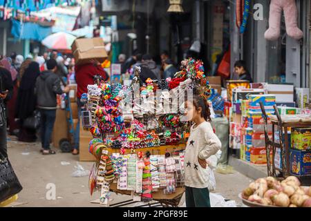 Gaza, Palestine. 22nd mars 2023. Les Palestiniens magasinent en préparation du mois Saint du Ramadan dans le marché Al-Zawiya, dans la bande de Gaza, sur 22 mars 2023. Photo de Ramez Habboub/ABACAPRESS.COM crédit: Abaca Press/Alay Live News Banque D'Images