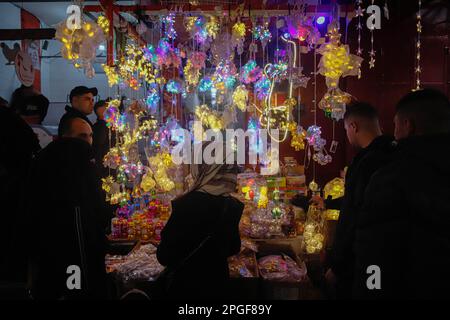 Gaza, Palestine. 22nd mars 2023. Les Palestiniens magasinent en préparation du mois Saint du Ramadan dans le marché Al-Zawiya, dans la bande de Gaza, sur 22 mars 2023. Photo de Ramez Habboub/ABACAPRESS.COM crédit: Abaca Press/Alay Live News Banque D'Images