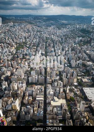 Magnifique vue aérienne de drone sur les grands bâtiments et les rues de la ville Banque D'Images