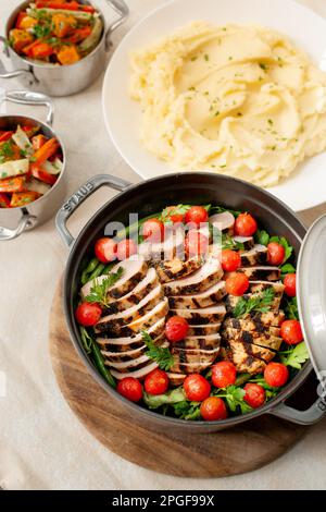 Poulet grillé et tomates cerises grillées avec purée de pommes de terre Banque D'Images