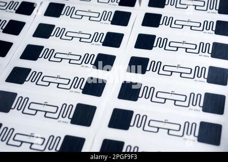 Les tags RFID sont en gros plan sur une table Banque D'Images