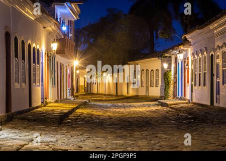 Belles vieilles maisons coloniales historiques et rue à Paraty Banque D'Images