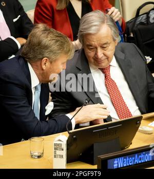 NEW YORK - le roi Willem-Alexander et Antonio Guterres, Secrétaire général de l'ONU pendant la Conférence des Nations Unies sur l'eau. Le roi effectue une visite de deux jours aux États-Unis dans le cadre de la conférence des Nations Unies sur l'eau. La conférence sert de prélude au sommet sur le climat à Dubaï plus tard cette année. ANP KOEN VAN WEEL pays-bas hors - belgique hors Banque D'Images