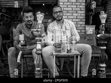 Deux hommes fument des shishas à Erbil City. Irak. Banque D'Images