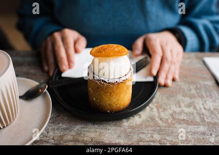 beau cupcake sur une assiette dans un café avec café Banque D'Images