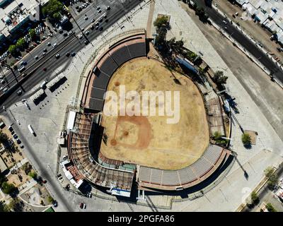 Vue aérienne des tribunes, blicher, parking et terrain de jeu ou terrain de l'ancien stade de baseball Hector Espino, l'ancienne maison de l'équipe orange Hermosillo, qui jouent dans le baseball d'hiver de la Ligue mexicaine du Pacifique, LMP Hermosillo Sonora au 16 mai 2018. (Photo : NortePhoto / Luis Gutierrez) Vista aérea de las gradas, blicher, estacionamiento y terreno de juego o campo del viejo estadio de beisbol Hector Espino, antigua casa de el equipo de los naranjeros de Hermosillo, que juegan en el beisbol invernal de la Liga Mexicana del Pacifico, LMP Hermosillo Sonora a 16 mai Banque D'Images