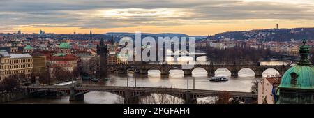 Vue panoramique haute définition sur les ponts de Prague et le centre historique de prague Banque D'Images