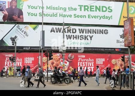 KENYA, Nairobi, TRAFFIC, Kentucky Fried Chicken KFC et Scotch Whiskey publicité, Black and White Whiskey appartient à british Diageo Group / KENIA, Nairobi, Stadtzentrum, Verkehr, Werbung Banque D'Images