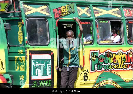 KENYA, Nairobi, Graffiti Street art et trafic, peint en couleur SACCO mini bus matatu / KENIA, Nairobi, Verkehr, mit Graffiti bunt bemalte minibus matatu Banque D'Images