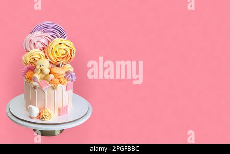 Gâteau rose tendre pour bébé fille anniversaire mignon ours en peluche jouet, chocolat et meringue tourbillons. Isolé sur fond rose. Orientation horizontale Banque D'Images