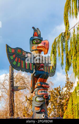 Vue sur la partie supérieure d'un totem sur le terrain du BC provincial Museum à Victoria Canada Banque D'Images