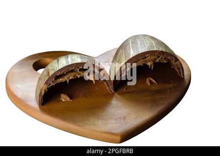 Demi-œuf de Pâques en tranches avec double coquille farcie de caramel et de biscuits. Banque D'Images