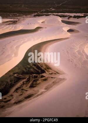 Belle vue sur les dunes de sable blanc et les piscines d'eau de pluie Banque D'Images