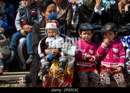 Village de Samgar, Tadjikistan. 19th mars 2015. Les gens regardent la célébration des vacances de Navruz dans le village de la République du Tadjikistan Banque D'Images