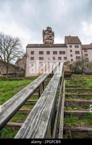Château de Ronneburg avec escaliers en bois et garde-corps devant pendant la journée nuageux, Allemagne, prise verticale Banque D'Images