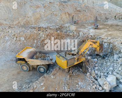 Machines minières travaillant dans une mine à ciel ouvert Banque D'Images