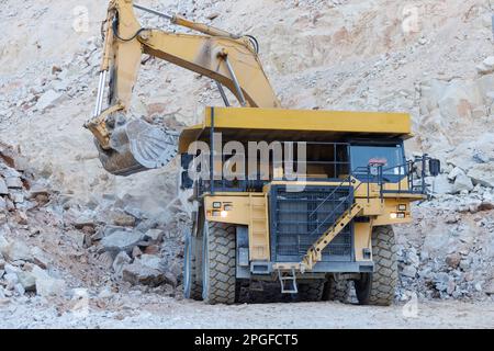 Machines minières travaillant dans une mine à ciel ouvert Banque D'Images