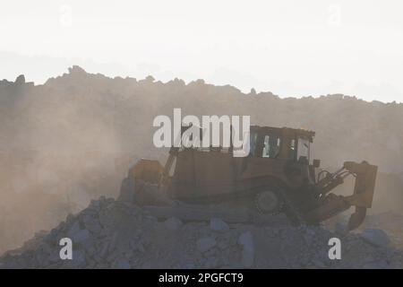 Machines minières travaillant dans une mine à ciel ouvert Banque D'Images