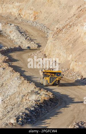 Machines minières travaillant dans une mine à ciel ouvert Banque D'Images