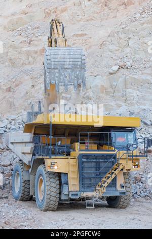 Machines minières travaillant dans une mine à ciel ouvert Banque D'Images