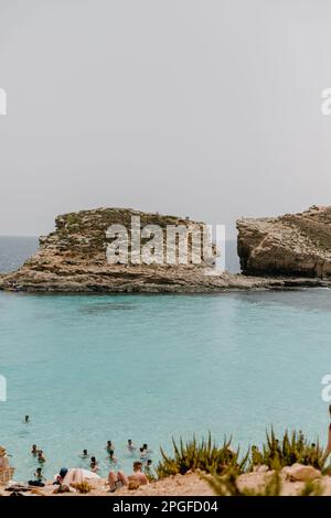 La zone de baignade Blue Lagoon est située à Comino Island, Malte Banque D'Images