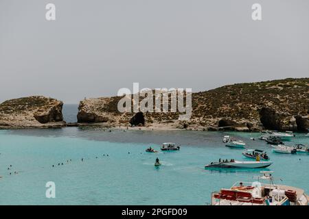 La zone de baignade Blue Lagoon est située à Comino Island, Malte Banque D'Images