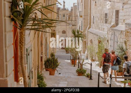 Magnifique promenade le long d'une ancienne ville de Malte Banque D'Images