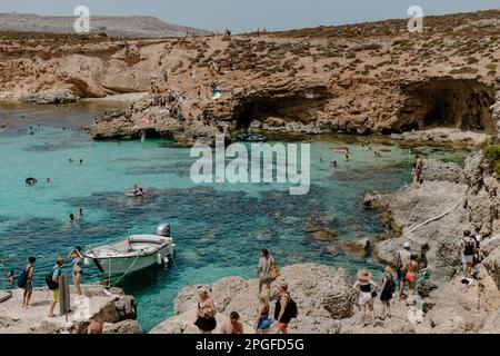 La zone de baignade Blue Lagoon est située à Comino Island, Malte Banque D'Images