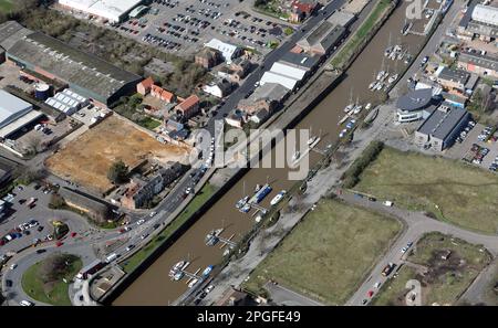 Vue aérienne des bateaux amarrés sur la rivière Nene, le jardin de Herb Bank et le centre d'affaires de Boathouse dans la ville de Wisbech, Cambridgeshire Banque D'Images