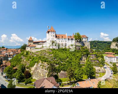 Burgdorf, Suisse - 11 juin. 2021 : image de drone du château médiéval de Burgdorf, construit en 11th siècle. C'est un site du patrimoine suisse de Banque D'Images