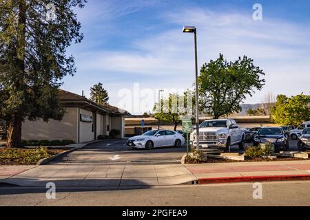 Des clients nerveux affluent à la First Republic Bank à Pleasanton, Californie, États-Unis, un samedi matin après la prise de contrôle des banques Banque D'Images