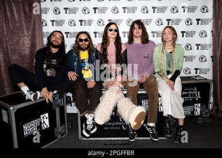 (De gauche à droite) Joshua Omead Mobaraki, Ellis Durand, Rhian Teasdale, Henry Holmes et Hester Chambers of Wet Leg avant d'aller sur scène pour le spectacle Teenage cancer Trust au Royal Albert Hall, Londres. Date de la photo: Mercredi 22 mars 2023. Banque D'Images