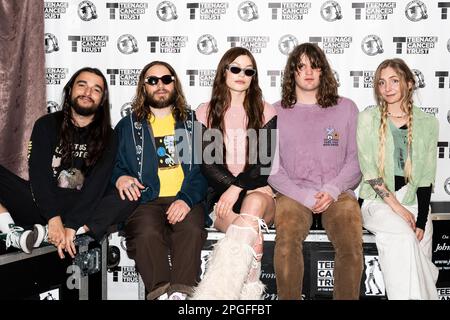 (De gauche à droite) Joshua Omead Mobaraki, Ellis Durand, Rhian Teasdale, Henry Holmes et Hester Chambers of Wet Leg avant d'aller sur scène pour le spectacle Teenage cancer Trust au Royal Albert Hall, Londres. Date de la photo: Mercredi 22 mars 2023. Banque D'Images