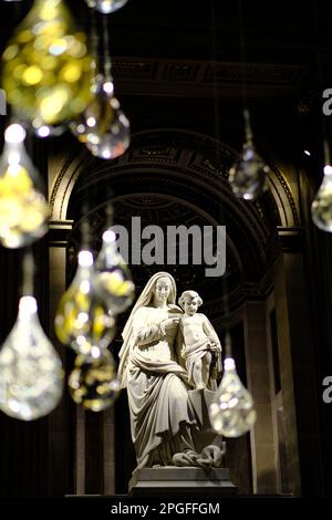 Photo sélective d'une statue illuminée par plusieurs ampoules Banque D'Images