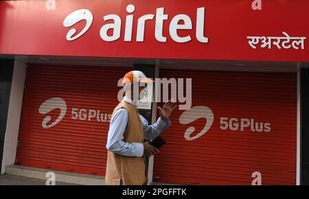 Un homme passe devant le magasin Airtel à Mumbai. Airtel offre des données illimitées à ses 5G clients dans 26 villes. Elle couvrira l'ensemble des utilisateurs du pays, des zones rurales et urbaines d'ici la fin de mars 2024. Banque D'Images