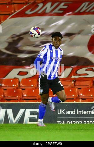 Oakwell Stadium, Barnsley, Angleterre - 21st mars 2023 Fisayo DELE-Bashiru (17) de Sheffield mercredi faites une course pour but - pendant le jeu Barnsley v Sheffield mercredi, Sky Bet League One, 2022/23, Oakwell Stadium, Barnsley, Angleterre - 21st mars 2023 crédit: Arthur Haigh/WhiteRosePhotos/Alamy Live News Banque D'Images