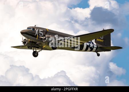 Vintage Douglas C-47 l'avion de transport militaire du Dakota dans la livrée de l'armée de l'air américaine en vol pendant les vols commémoratifs du jour J 75 au-dessus de l'Allemagne. Jagel, Germa Banque D'Images