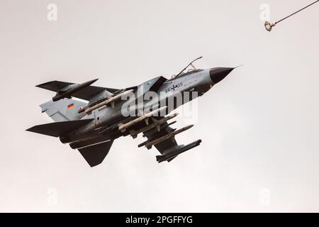 Un bombardier armé de la Force aérienne allemande Panavia Tornado de TLG-51 volant derrière un avion-citerne pour le ravitaillement aérien au-dessus de Fliegerhorst Schleswig-Jagel. Banque D'Images