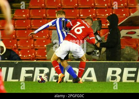 Oakwell Stadium, Barnsley, Angleterre - 21st mars 2023 Luke Thomas (16) de Barnsley bataille avec Barry Bannan (10) de Sheffield mercredi pour le bal - pendant le match Barnsley v Sheffield mercredi, Sky Bet League One, 2022/23, Oakwell Stadium, Barnsley, Angleterre - 21st mars 2023 crédit: Arthur Haigh/WhiteRosePhotos/Alay Live News Banque D'Images