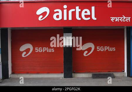 Mumbai, Inde. 22nd mars 2023. Airtel magasin avec 5G marques vu à Mumbai. Airtel offre des données illimitées à ses 5G clients dans 26 villes. Elle couvrira l'ensemble des utilisateurs du pays, des zones rurales et urbaines d'ici la fin de mars 2024. (Photo par Ashish Vaishnav/SOPA Images/Sipa USA) crédit: SIPA USA/Alay Live News Banque D'Images