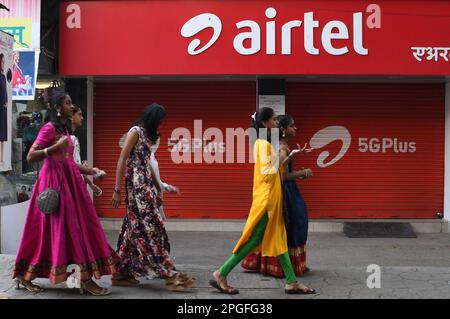 Mumbai, Inde. 22nd mars 2023. Les gens marchent devant le magasin Airtel à Mumbai. Airtel offre des données illimitées à ses 5G clients dans 26 villes. Elle couvrira l'ensemble des utilisateurs du pays, des zones rurales et urbaines d'ici la fin de mars 2024. (Photo par Ashish Vaishnav/SOPA Images/Sipa USA) crédit: SIPA USA/Alay Live News Banque D'Images