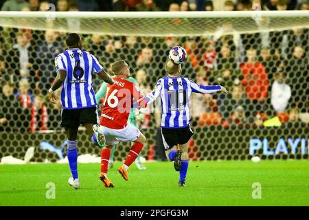 Oakwell Stadium, Barnsley, Angleterre - 21st mars 2023 Luke Thomas (16) de Barnsley bataille pour le bal avec Barry Banan (10) et Dominic Iorfa (6) de Sheffield mercredi - pendant le match Barnsley v Sheffield mercredi, Sky Bet League One, 2022/23, Oakwell Stadium, Barnsley, Angleterre - 21st mars 2023 crédit : Arthur Haigh/WhiteRosephotos/Alamy Live News Banque D'Images