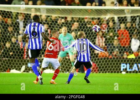 Oakwell Stadium, Barnsley, Angleterre - 21st mars 2023 Luke Thomas (16) de Barnsley bataille pour le bal avec Barry Banan (10) et Dominic Iorfa (6) de Sheffield mercredi - pendant le match Barnsley v Sheffield mercredi, Sky Bet League One, 2022/23, Oakwell Stadium, Barnsley, Angleterre - 21st mars 2023 crédit : Arthur Haigh/WhiteRosephotos/Alamy Live News Banque D'Images