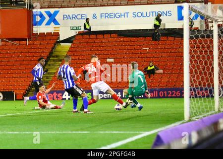 Oakwell Stadium, Barnsley, Angleterre - 21st mars 2023 Fisayo DELE-Bashiru (17) de Sheffield mercredi tire pour but mais il est bloqué - pendant le jeu Barnsley v Sheffield mercredi, Sky Bet League One, 2022/23, Oakwell Stadium, Barnsley, Angleterre - 21st mars 2023 crédit: Arthur Haigh/WhiteRosePhotos/Alay Live News Banque D'Images