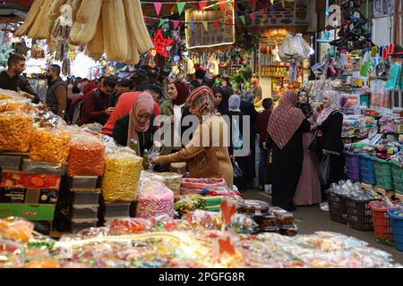 Gaza. 22nd mars 2023. Les Palestiniens visitent un marché avant le Ramadan à Gaza, sur 22 mars 2023. Credit: Rizek Abdeljawad/Xinhua/Alamy Live News Banque D'Images