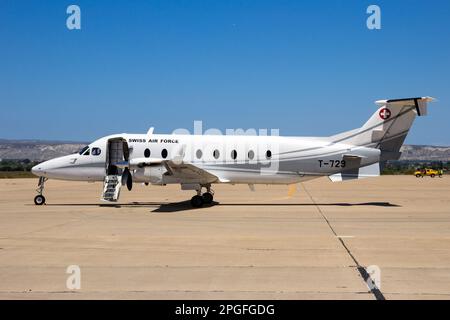 Avion Beechcraft 1900 passagers de la Force aérienne suisse sur le tarmac de la base aérienne de Saragosse. Saragosse, Espagne - 20 mai 2016 Banque D'Images