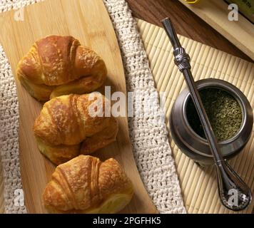 Petit déjeuner argentin. Croissants et yerba s'accouplent dans la vie. Plan céital. Banque D'Images