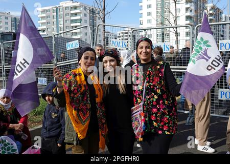 Les femmes kurdes participent à la fête de Nawroz avec les drapeaux du HDP. Le HDP (Parti démocratique des peuples), soutenu par une grande partie des Kurdes en Turquie, entrera dans les élections présidentielles et parlementaires qui se tiendront sur 14 mai avec le parti de la gauche verte nouvellement fondé. Les emblèmes des deux partis sont les mêmes. Le Cochef du HDP, Mithat Sancar, a annoncé à Ankara que l'affaire de clôture du HDP était en cours à la Cour constitutionnelle et qu'il avait pris cette décision en réponse à la possibilité que leur parti soit fermé. Pervin Buldan, co-leader du HDP, a également déclaré dans un STA Banque D'Images