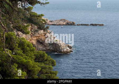 Dubrovnik, Croatie. 29th août 2022. Côte abrupte et rocheuse de la mer Adriatique vue à Dubrovnik. (Photo par Karol Serewis/SOPA Images/Sipa USA) crédit: SIPA USA/Alay Live News Banque D'Images